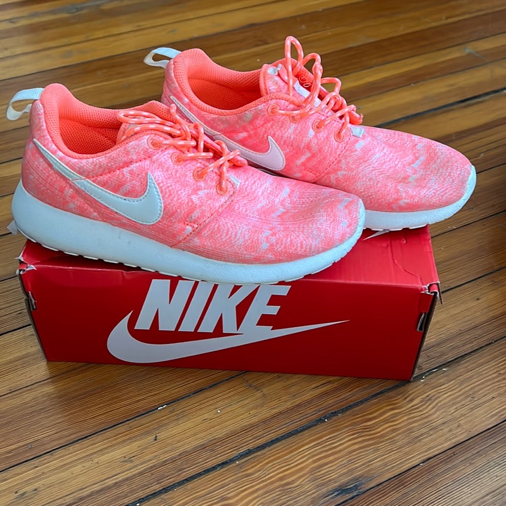 Nike Roshe Run. Good used condition with some minor dirty areas. Can be washed.